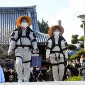 Nhật Bản phát triển trang phục robot cho người hành hương 